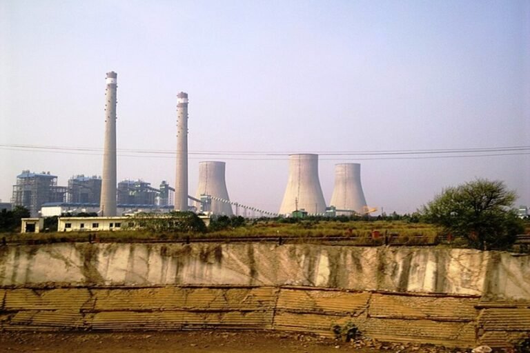 A view of Bara Thermal Power Project. The RBI has recently evolved governance structures for financial institutions to address climate-related risks and is encouraging a shift from GHG-emitting businesses to renewables. Image by juggadery via Wikimedia Commons (CC-BY-SA-2.0).