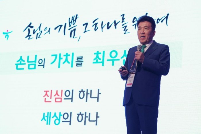 Hana　Financial　Group　Chairman　Ham　Young-joo　speaks　at　the　sidelines　of　the　2024　CEO　Summer　Forum　hosted　by　the　Federation　of　Korean　Industries　(FKI)　in　Jeju　Island　on　July　11,　2024　(Courtesy　of　Yonhap)