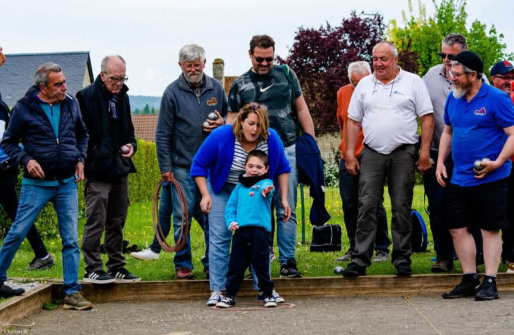 Leur tournoi de pétanque au pays d’Alençon finance un tricycle pour Tiago, atteint d’une maladie rare