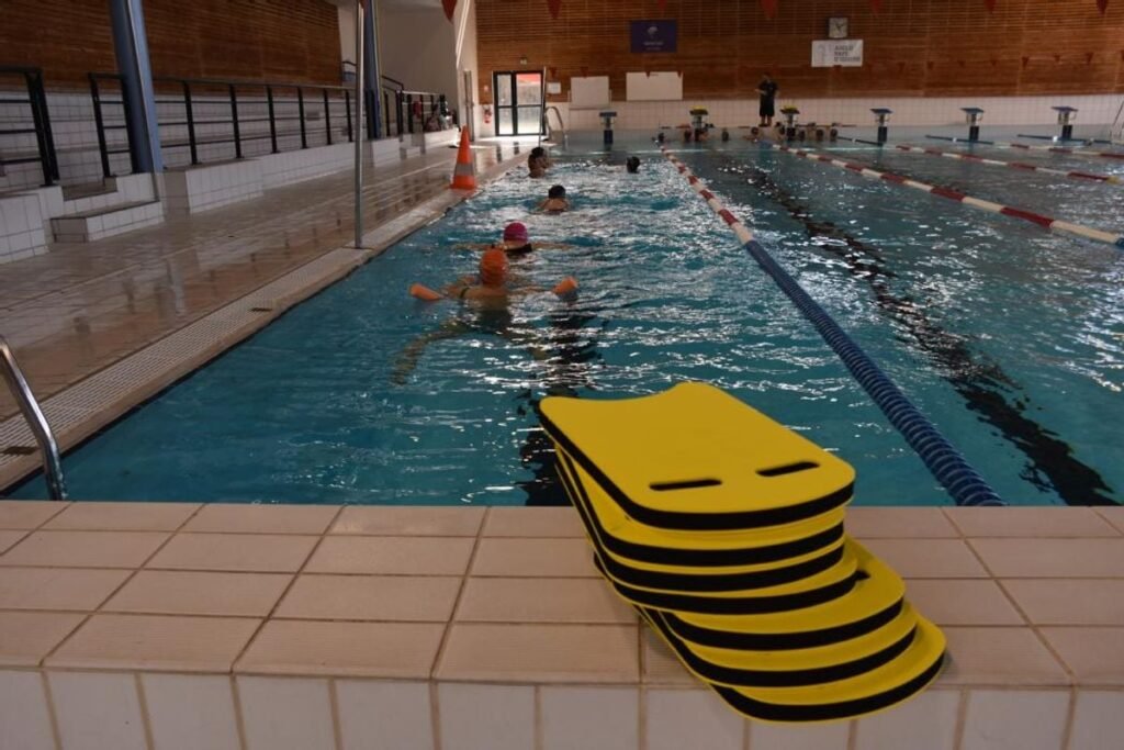 Apprentissage de la natation : seul le transport des collégiens de sixième sera financé dans le Loiret à la rentrée 2025