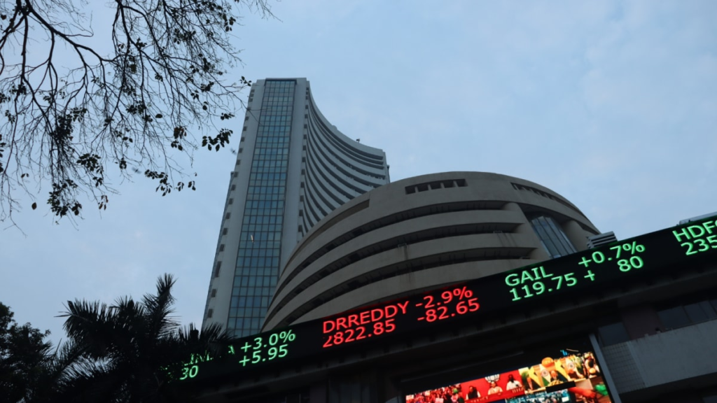 Stock Market Updates: Sensex Up 200 Points, Nifty Holds 24,900; IT Stocks Lead Rally | Markets News