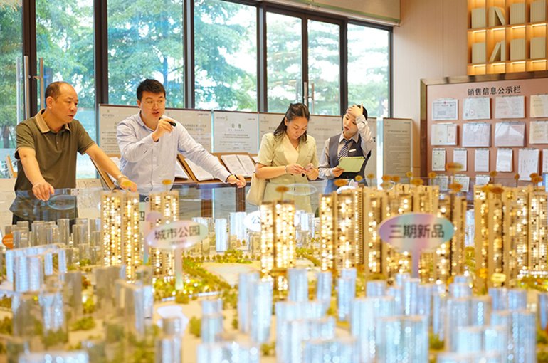 Sales at China’s Top 100 Builders Fall Over 13% in First Seven Months