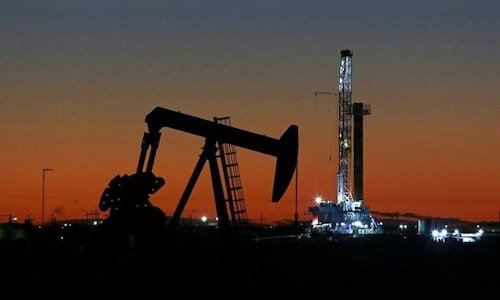 Oil holds advance as traders focus on supplies and Fed fallout