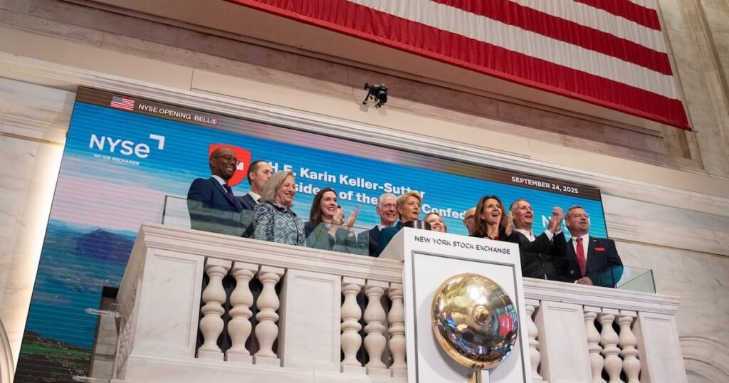 S&P/TSX composite up more than 100 points, U.S. stock markets edge lower