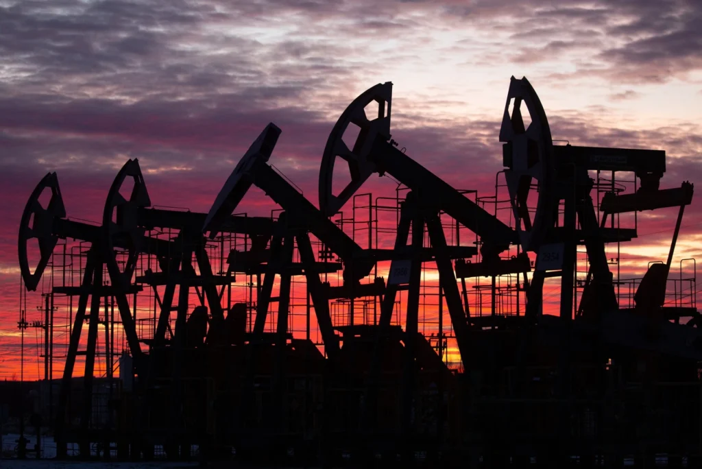 Oil settles higher on weaker US dollar and Russian supply disruptions