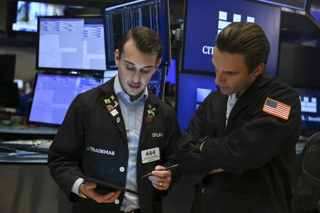 Major Indexes Sink on Tech Stock Sell-Off; Dow Sheds 500 Points; AppLovin, Cisco Dive After Earnings