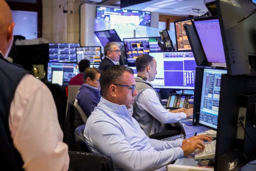 Major Indexes Close Mostly Lower; S&P 500, Nasdaq Slip, But Dow Hits All-Time High for 3rd Straight Session