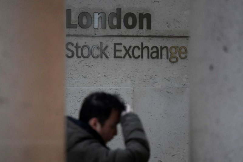 FTSE 100 today: UK shares edge up, pound above $1.35 amid U.S.-Iran talks hopes By Investing.com