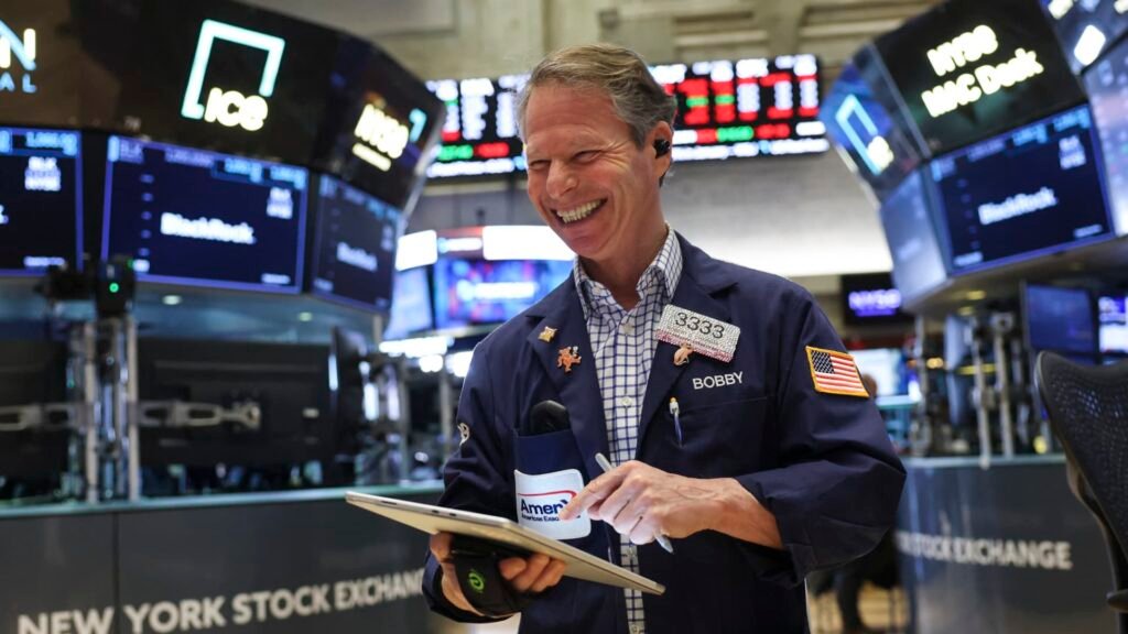 S&P 500 extends winning streak to 6 weeks. What drove the stock market gains
