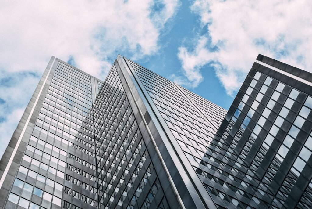 FTSE 100 Today: London’s Blue-Chip Index Dips Slightly as Energy Costs and Tariff Uncertainty Persist