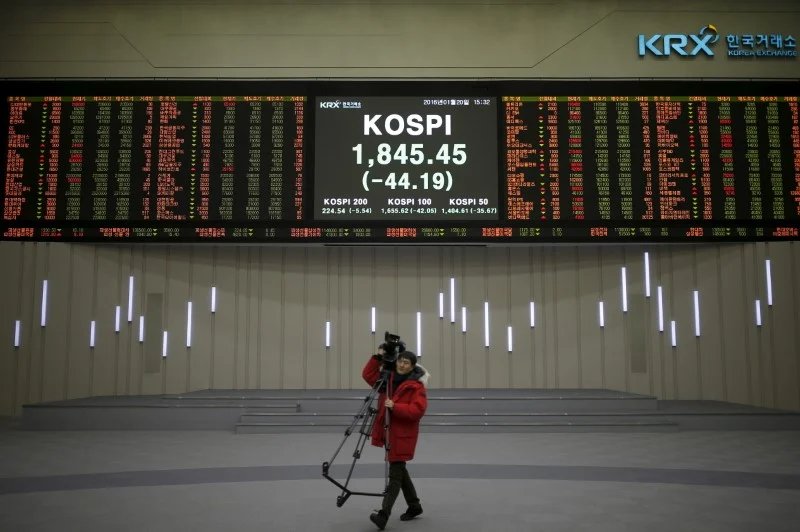 S.Korea’s KOSPI slides in catch-up trade as memory chip stocks slide By Investing.com