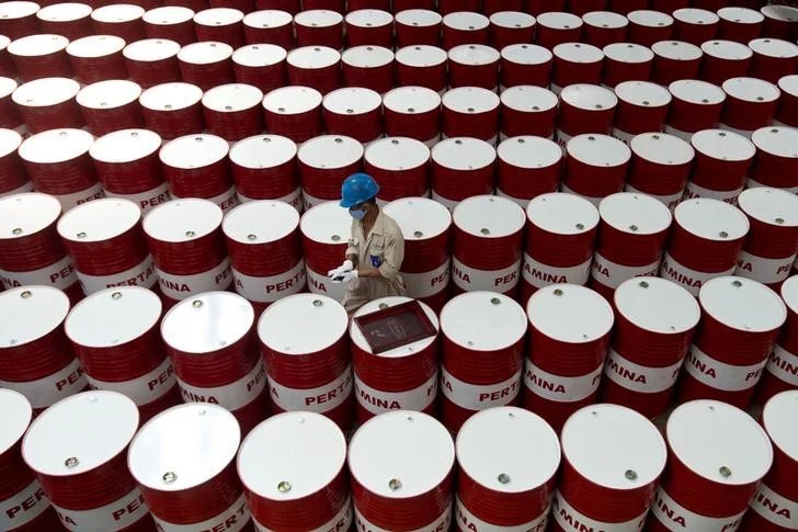 Global oil demand set to fall for first time since Covid, IEA says By Investing.com