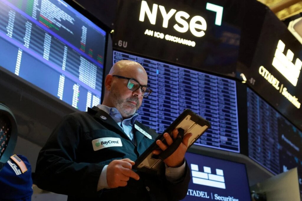 Wall Street ends lower, Nasdaq drops 1% as AI trade takes a hit, oil prices spike By Investing.com