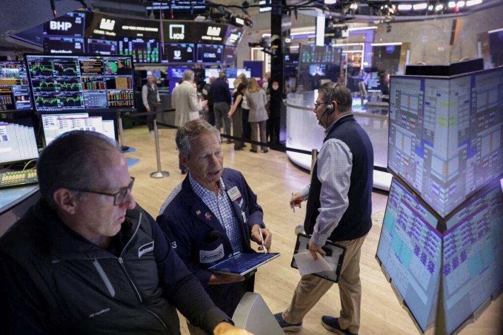Wall Street ends higher on tech stocks, falling oil prices, and bond market rally By Investing.com