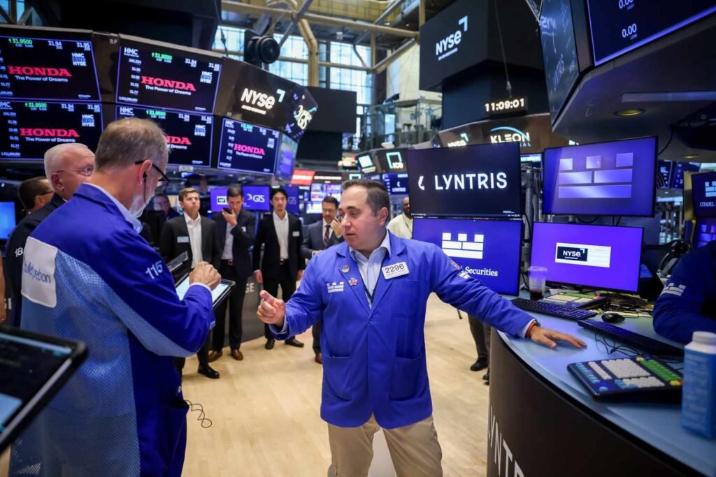 Stock Market Today: Major Indexes Close Higher Friday But Post Weekly Losses; Treasury Yields Edge Higher, Oil Prices Hold Steady