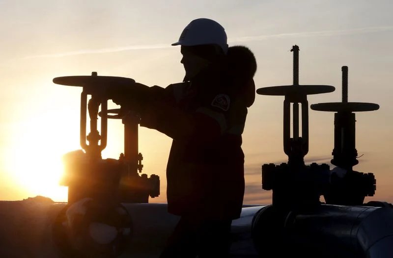 Oil seesaws as traders weigh rising hopes for Hormuz deal against Houthi attacks By Investing.com