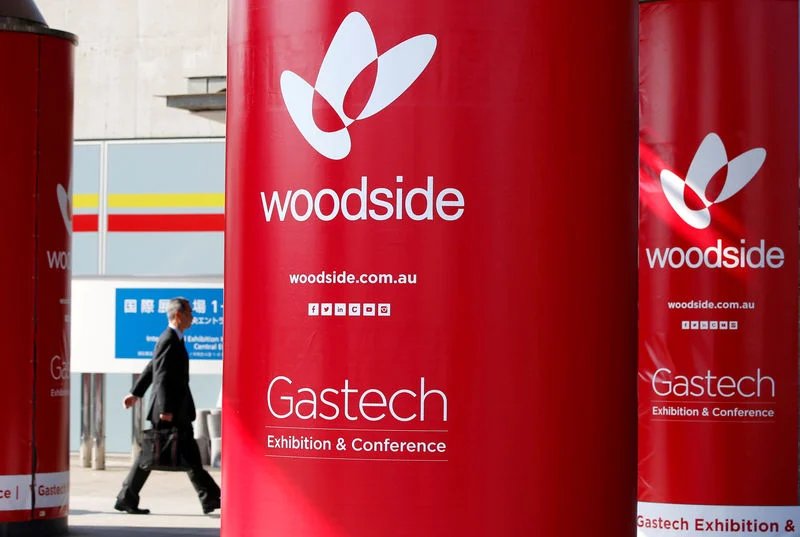 Global energy stocks in the red as oil tumbles on Iran-Oman Hormuz talks By Investing.com