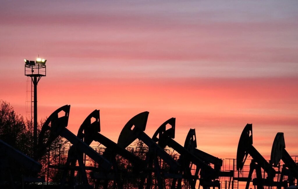 Oil prices decline as markets digest wider U.S. sanctions on Iran By Investing.com