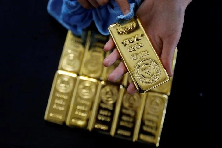 Gold rebounds above $4,400 as weaker dollar, easing Fed pressure support bullion By Investing.com